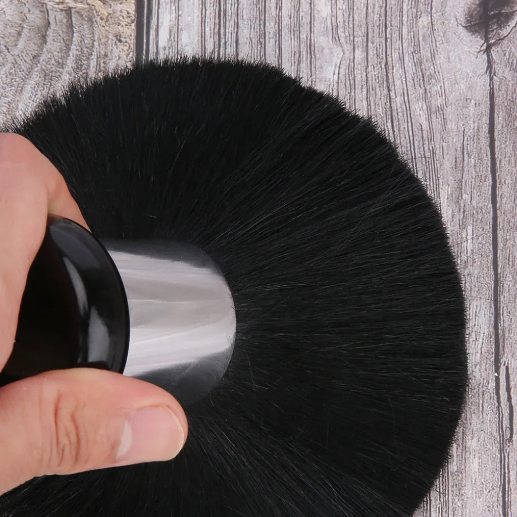 Musta kaulaharja puisella kahvalla neck brush for hair salon